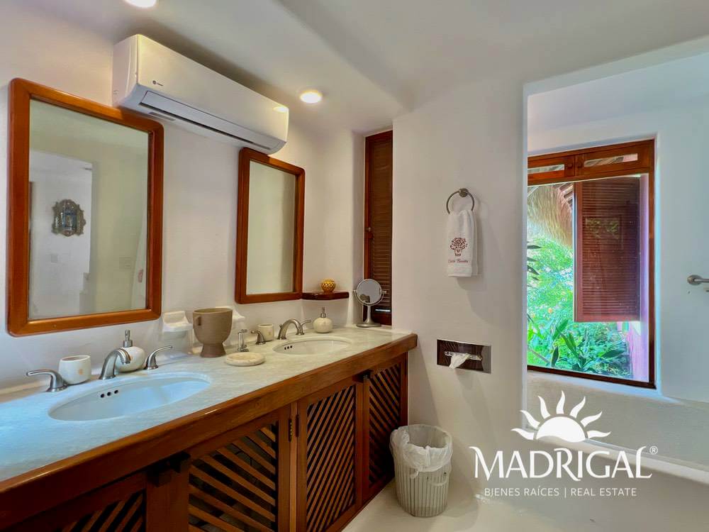 Exclusive house for sale in Marina Brisas with an additional 1000 m2 plot with a project.