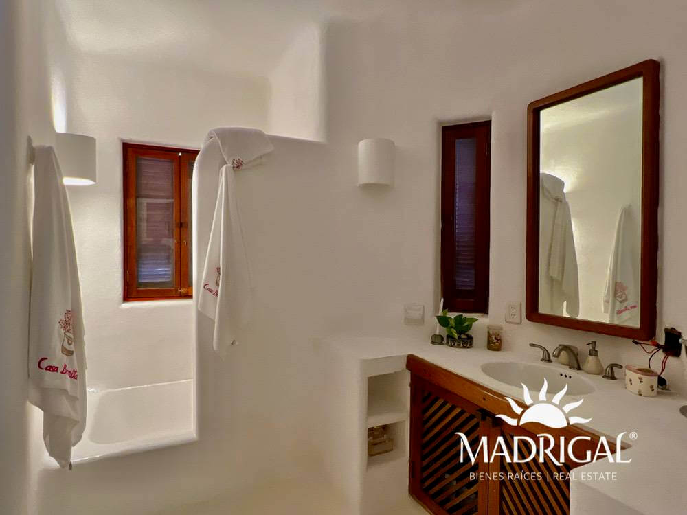 Exclusive house for sale in Marina Brisas with an additional 1000 m2 plot with a project.