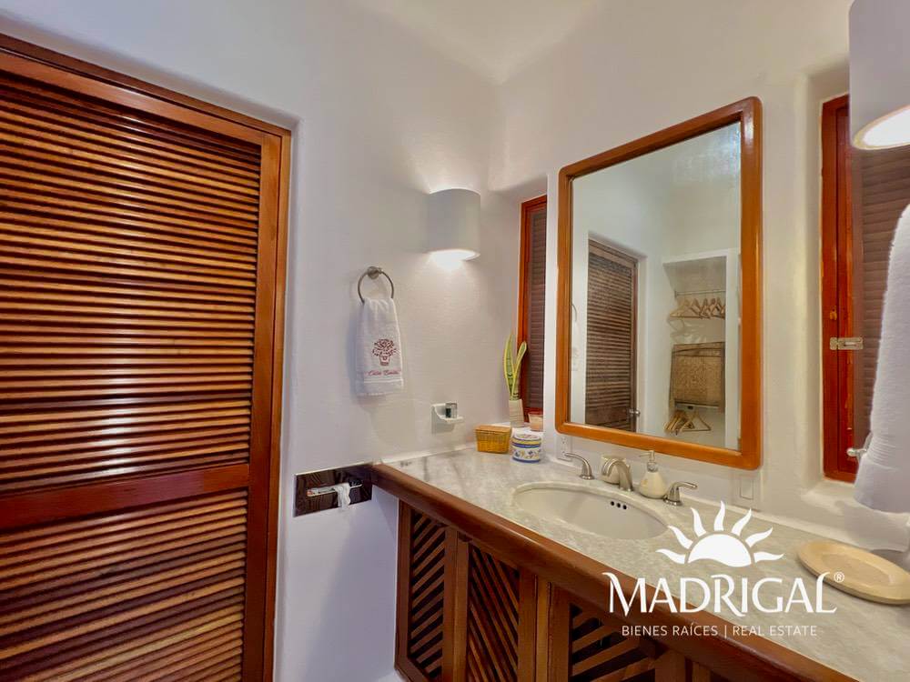 Exclusive house for sale in Marina Brisas with an additional 1000 m2 plot with a project.