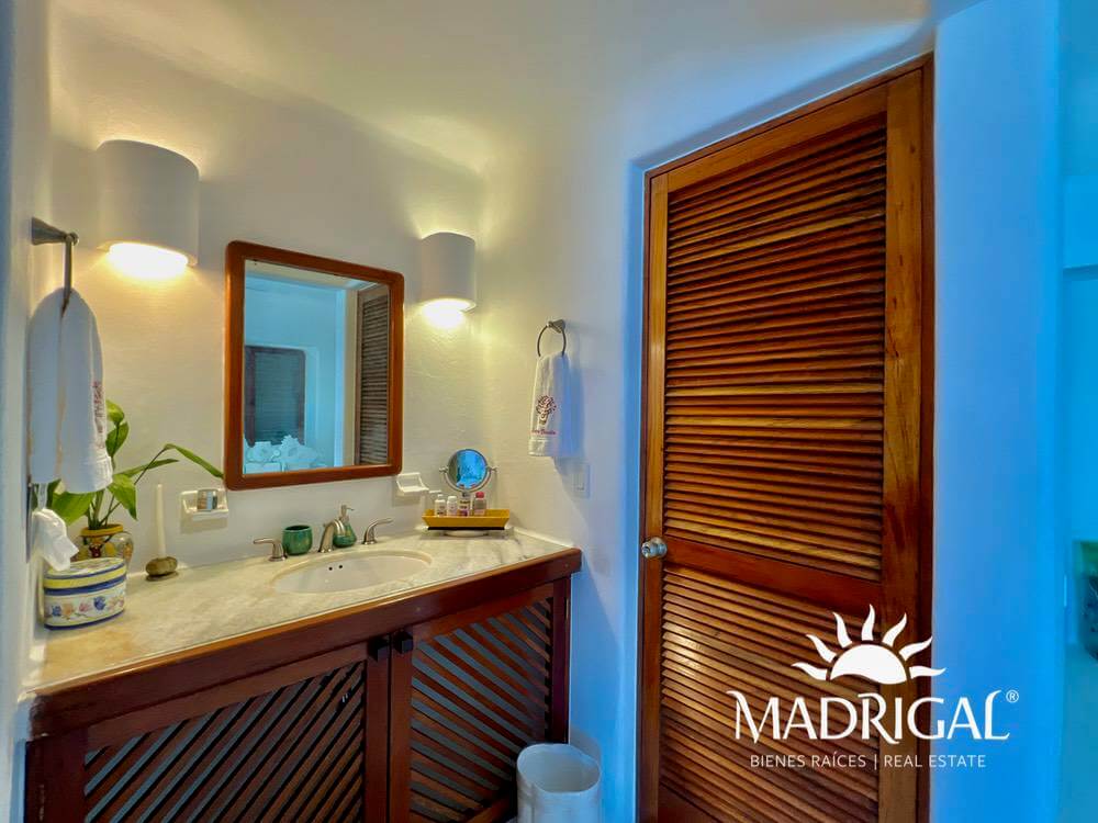 Exclusive house for sale in Marina Brisas with an additional 1000 m2 plot with a project.