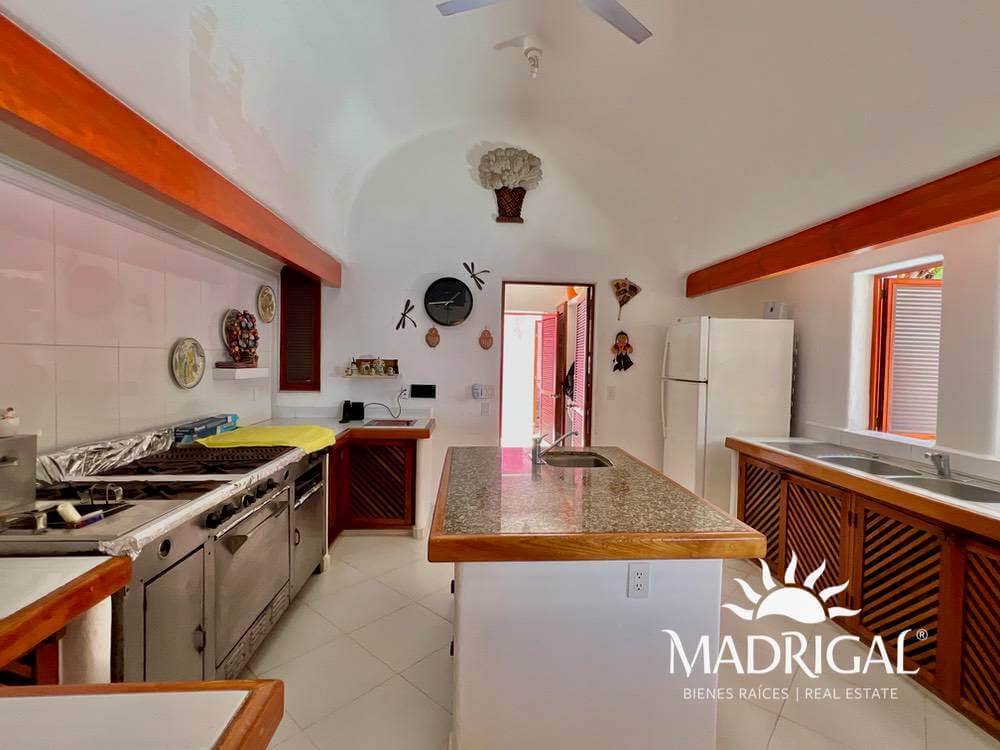 Exclusive house for sale in Marina Brisas with an additional 1000 m2 plot with a project.