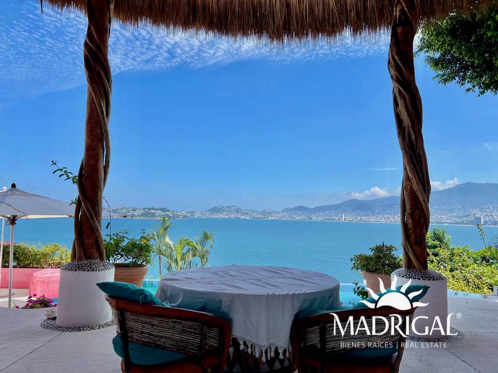 Exclusive house for sale in Marina Brisas with an additional 1000 m2 plot with a project.