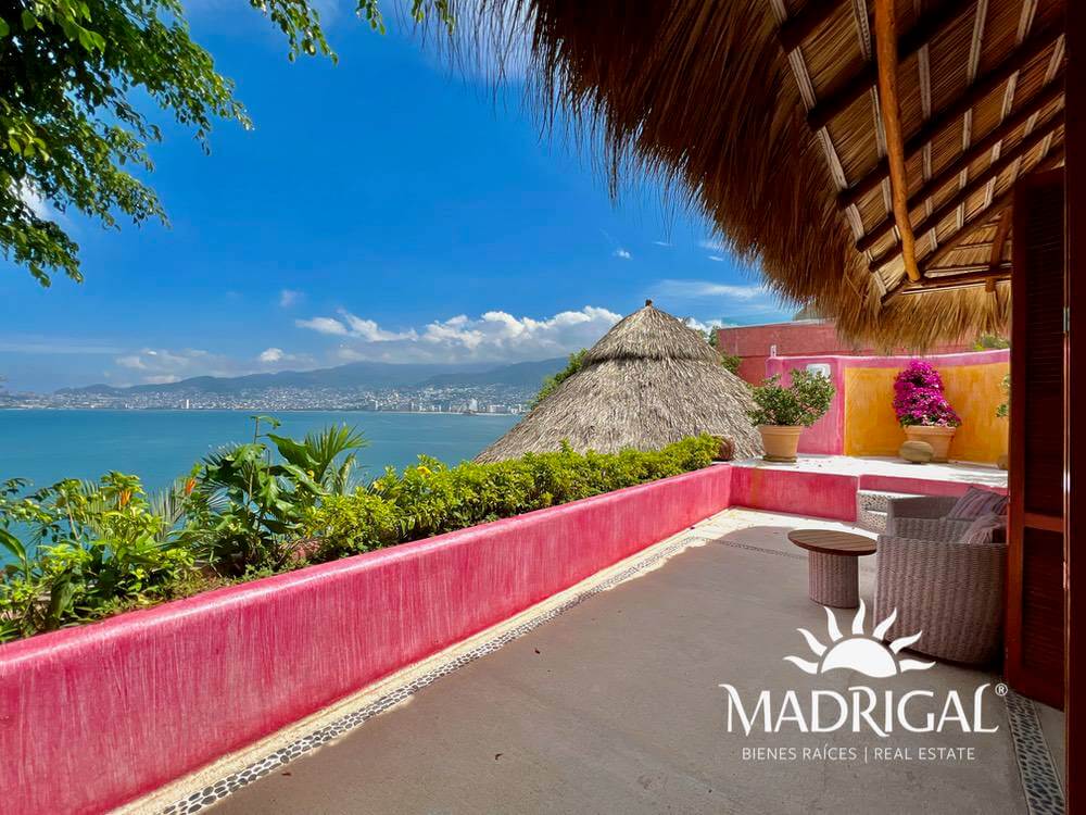 Exclusive house for sale in Marina Brisas with an additional 1000 m2 plot with a project.