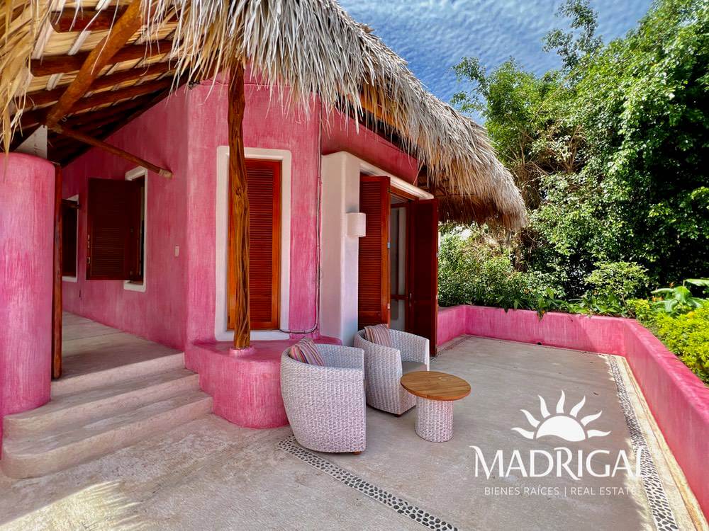 Exclusive house for sale in Marina Brisas with an additional 1000 m2 plot with a project.