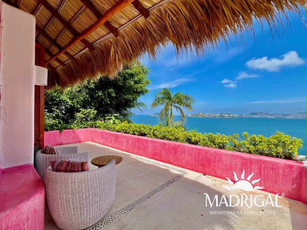 Exclusive house for sale in Marina Brisas with an additional 1000 m2 plot with a project.