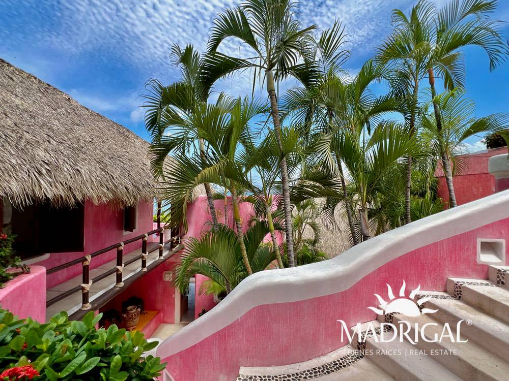 Exclusive house for sale in Marina Brisas with an additional 1000 m2 plot with a project.