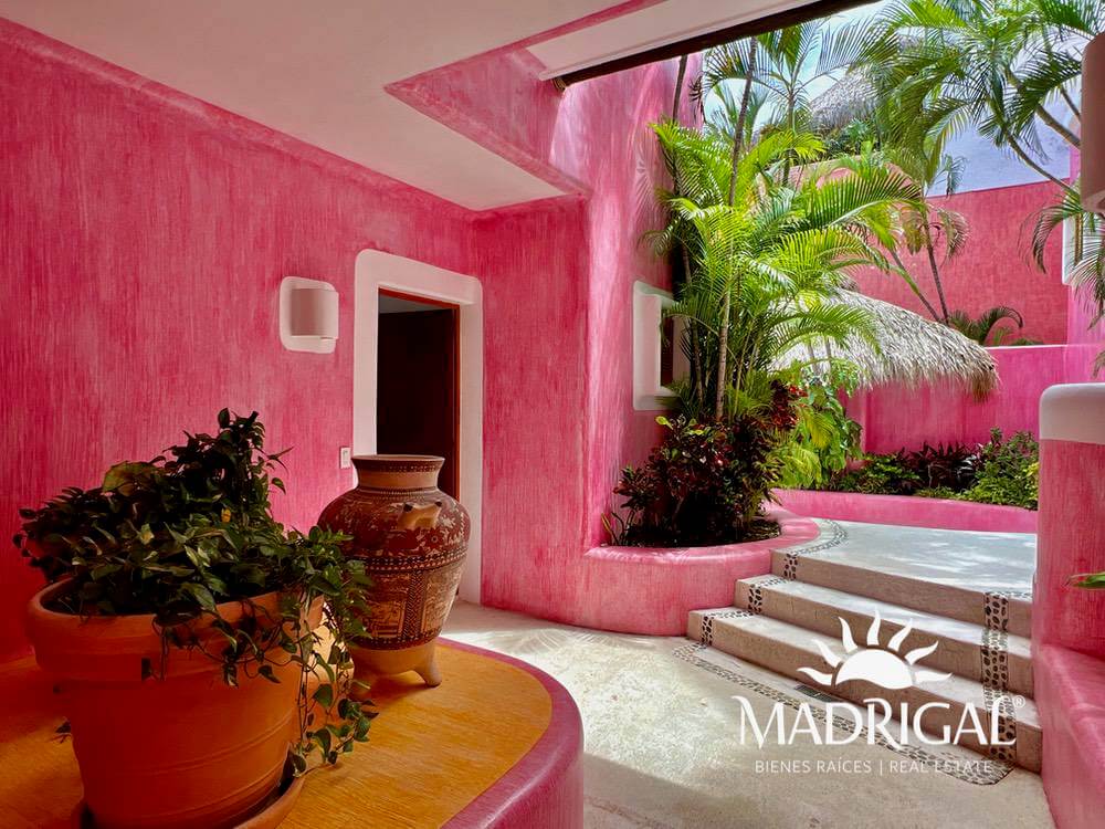 Exclusive house for sale in Marina Brisas with an additional 1000 m2 plot with a project.