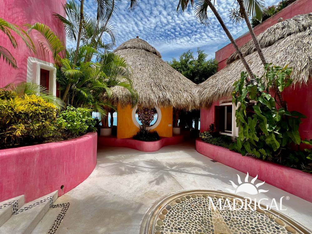 Exclusive house for sale in Marina Brisas with an additional 1000 m2 plot with a project.