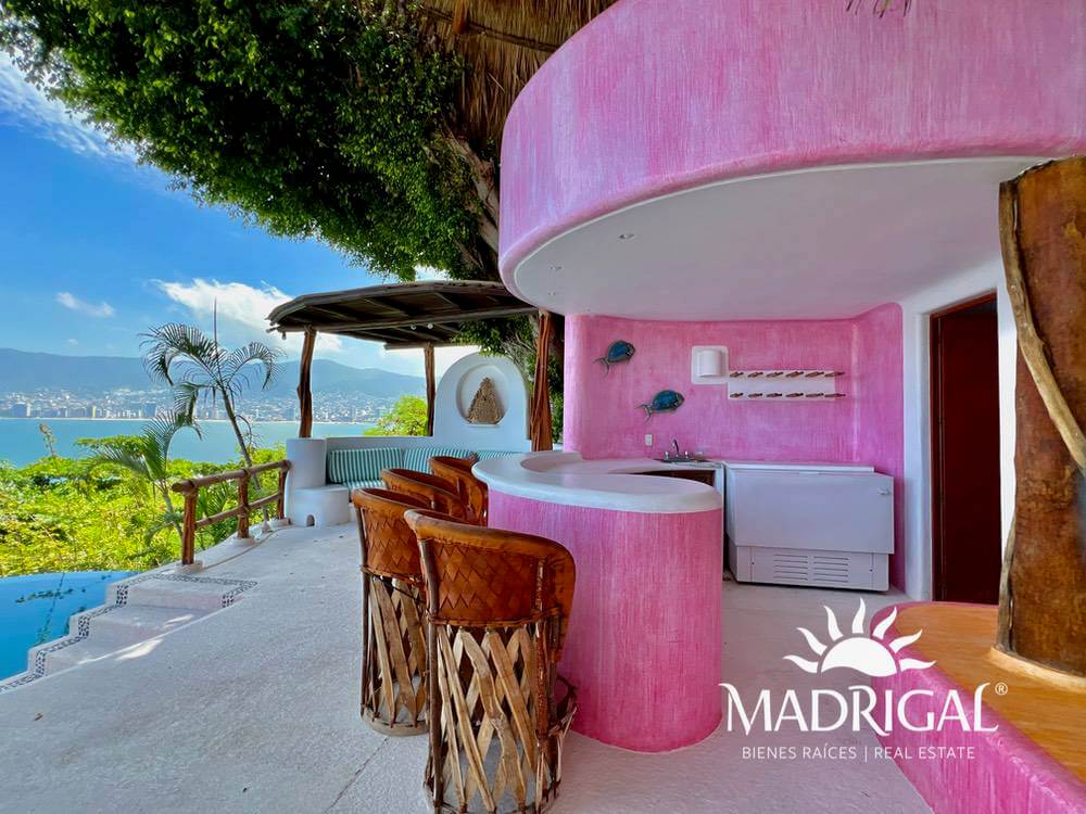 Exclusive house for sale in Marina Brisas with an additional 1000 m2 plot with a project.