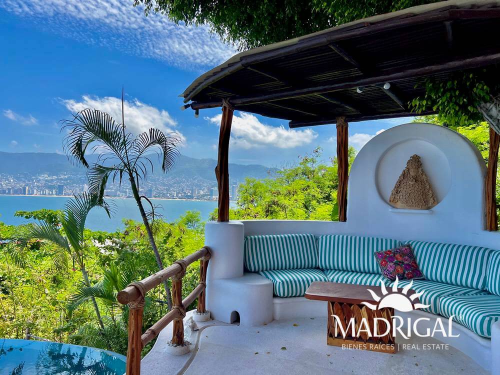 Exclusive house for sale in Marina Brisas with an additional 1000 m2 plot with a project.