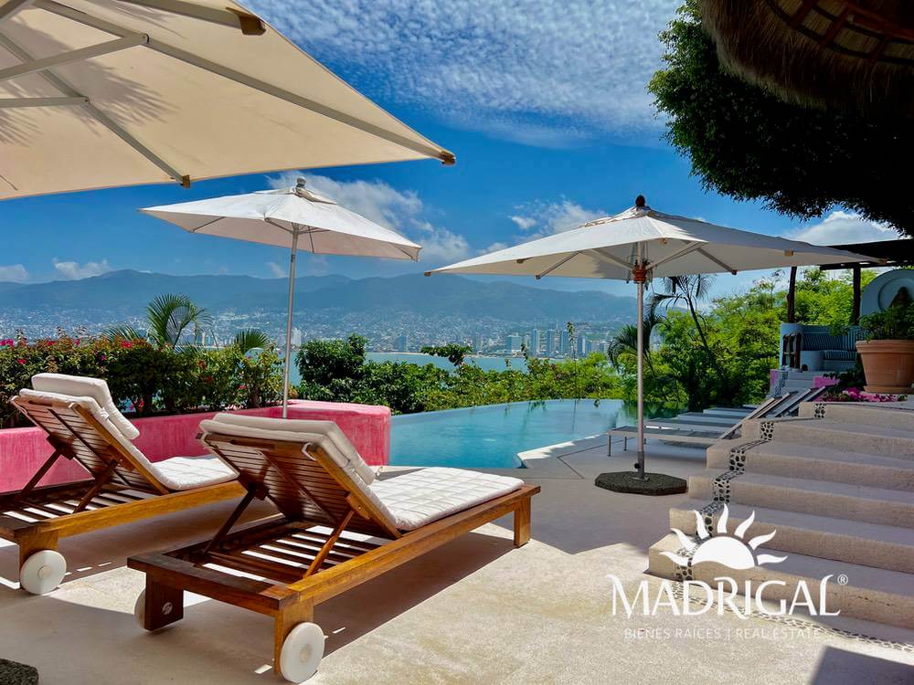 Exclusive house for sale in Marina Brisas with an additional 1000 m2 plot with a project.