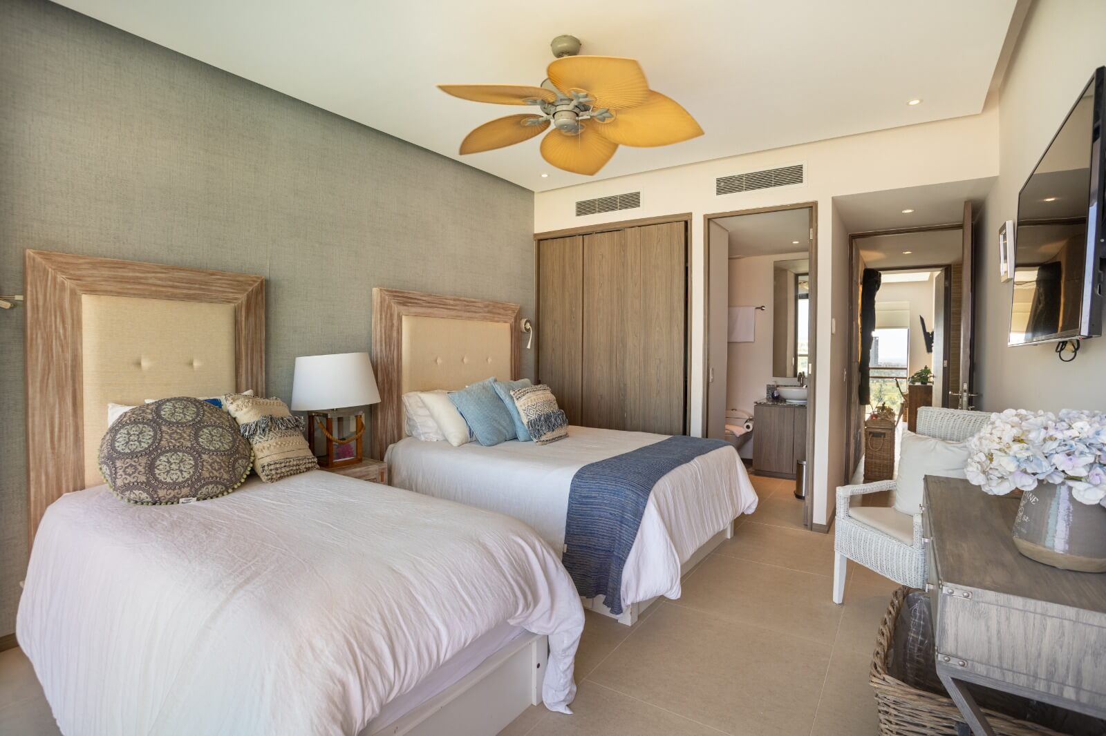 La Isla | Four-Bedroom Duplex for Sale with Beach Access