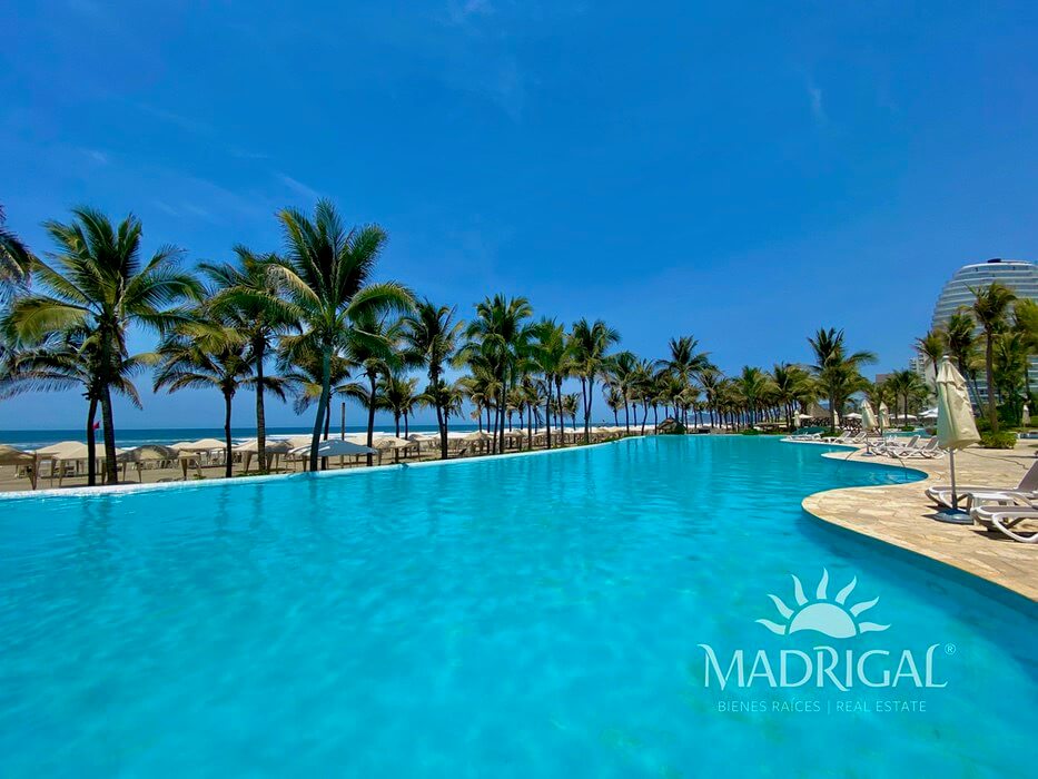 La Isla | Four-Bedroom Duplex for Sale with Beach Access