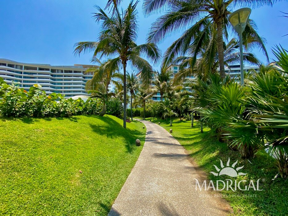 La Isla | Four-Bedroom Duplex for Sale with Beach Access