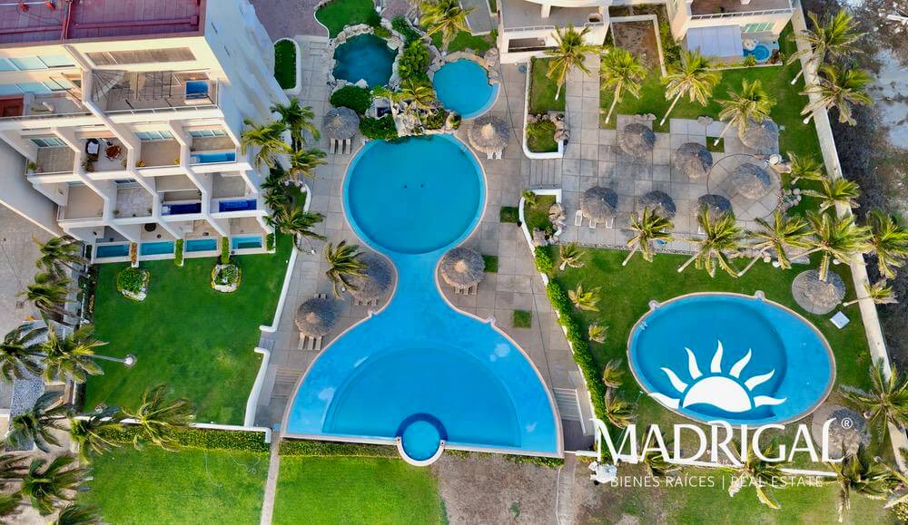 Albatros, departamento en venta de tres recamaras frente a playa