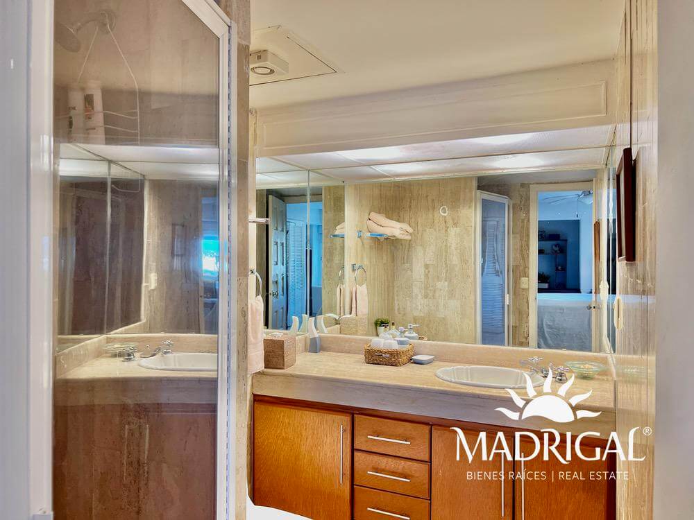 Albatros, departamento en venta de tres recamaras frente a playa