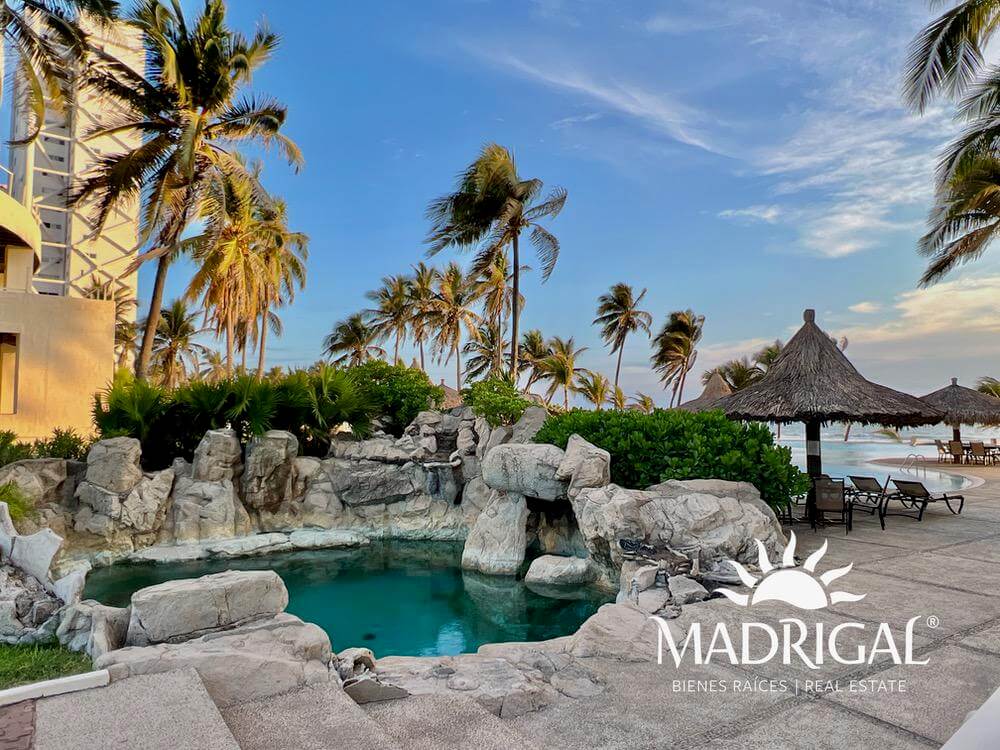 Albatros, departamento en venta de tres recamaras frente a playa