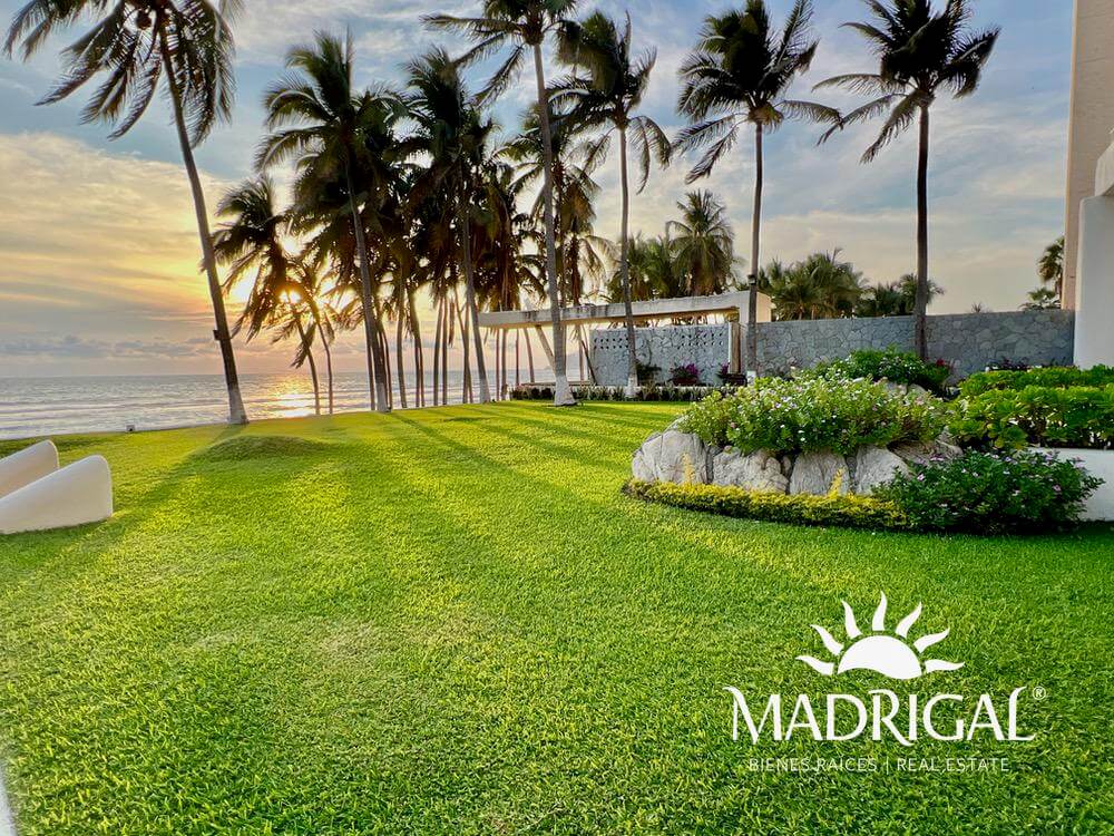 Albatros, departamento en venta de tres recamaras frente a playa