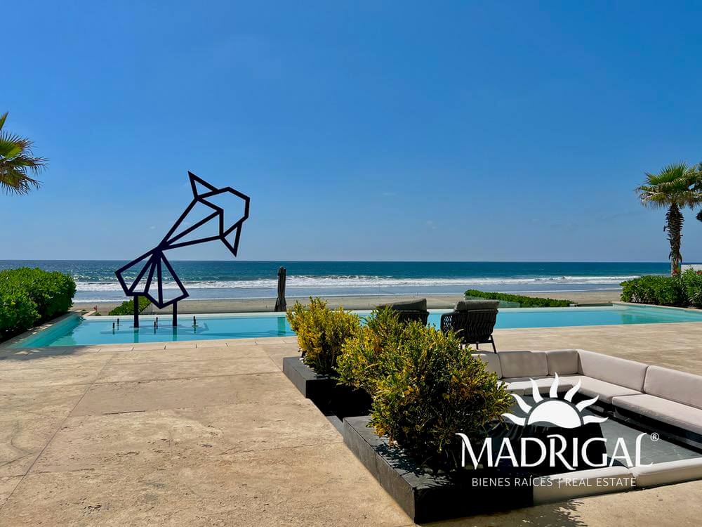 Ikaroa | Three-bedroom beachfront apartment for sale