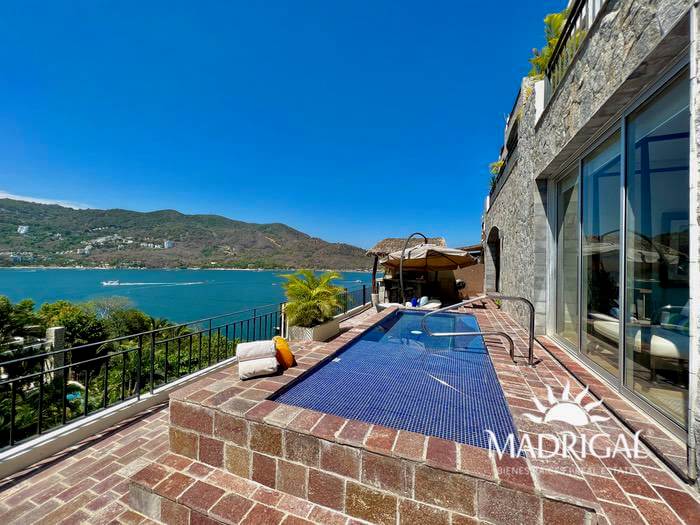 Vista Real | Exclusivo departamento en venta de seis recamaras en dos niveles, frente al mar