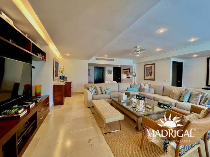 Vista Real | Exclusivo departamento en venta de seis recamaras en dos niveles, frente al mar