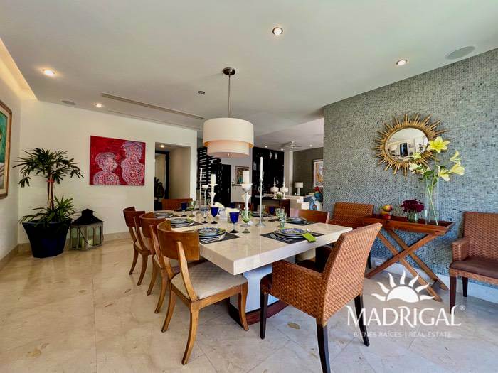 Vista Real | Exclusivo departamento en venta de seis recamaras en dos niveles, frente al mar