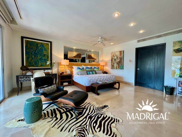 Vista Real | Exclusivo departamento en venta de seis recamaras en dos niveles, frente al mar