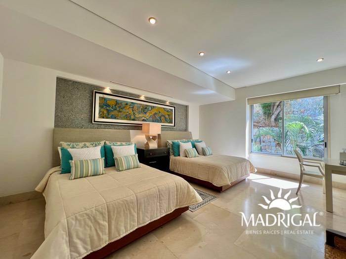 Vista Real | Exclusivo departamento en venta de seis recamaras en dos niveles, frente al mar