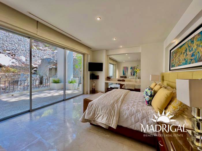 Vista Real | Exclusivo departamento en venta de seis recamaras en dos niveles, frente al mar