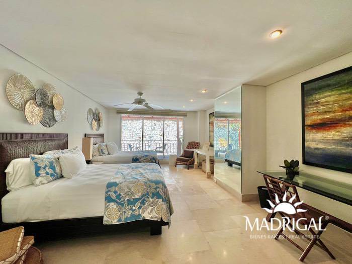 Vista Real | Exclusivo departamento en venta de seis recamaras en dos niveles, frente al mar