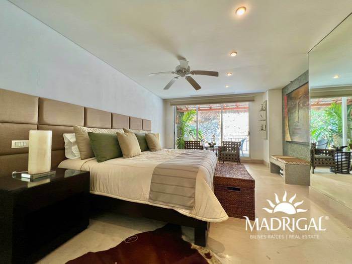 Vista Real | Exclusivo departamento en venta de seis recamaras en dos niveles, frente al mar