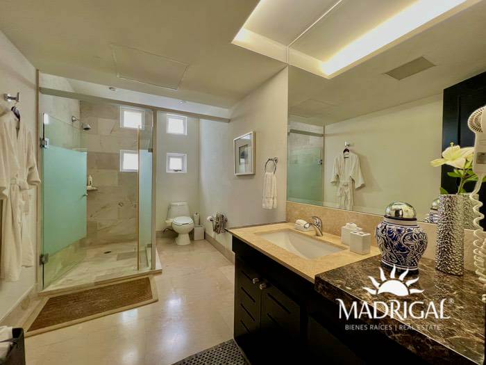 Vista Real | Exclusivo departamento en venta de seis recamaras en dos niveles, frente al mar