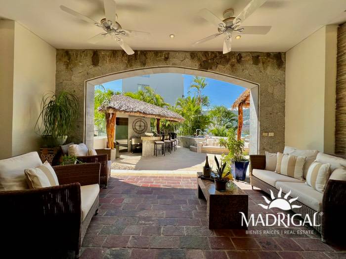 Vista Real | Exclusivo departamento en venta de seis recamaras en dos niveles, frente al mar