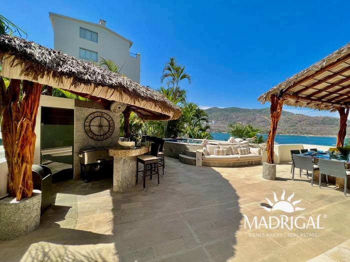 Vista Real | Exclusivo departamento en venta de seis recamaras en dos niveles, frente al mar