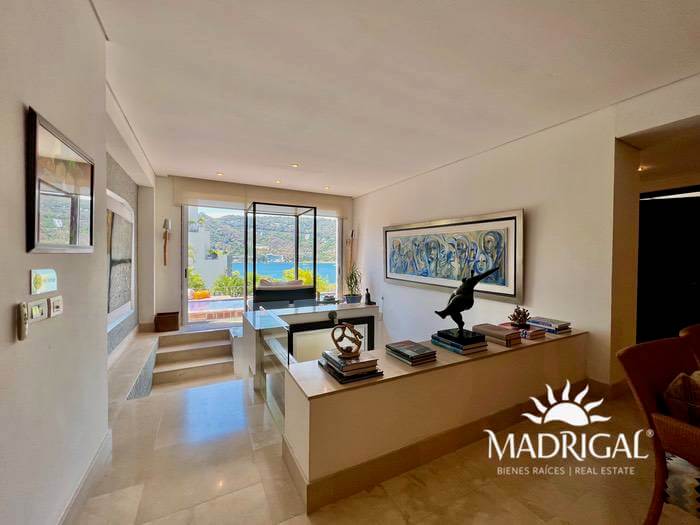 Vista Real | Exclusivo departamento en venta de seis recamaras en dos niveles, frente al mar
