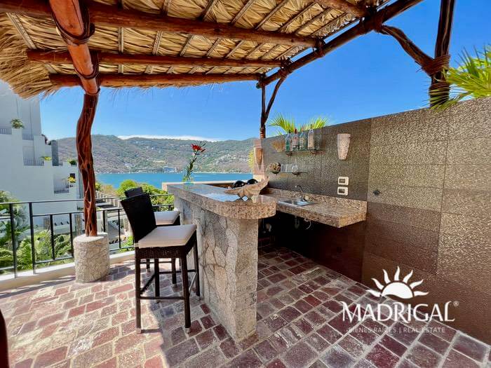 Vista Real | Exclusivo departamento en venta de seis recamaras en dos niveles, frente al mar