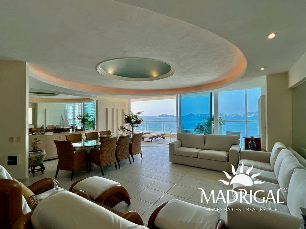 Condominio La Jolla, departamento de cuatro recamaras frente a la playa