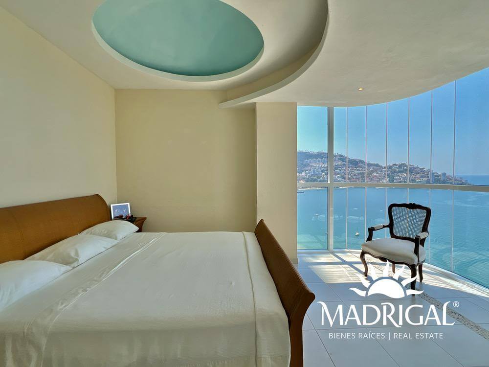 Condominio La Jolla, departamento de cuatro recamaras frente a la playa