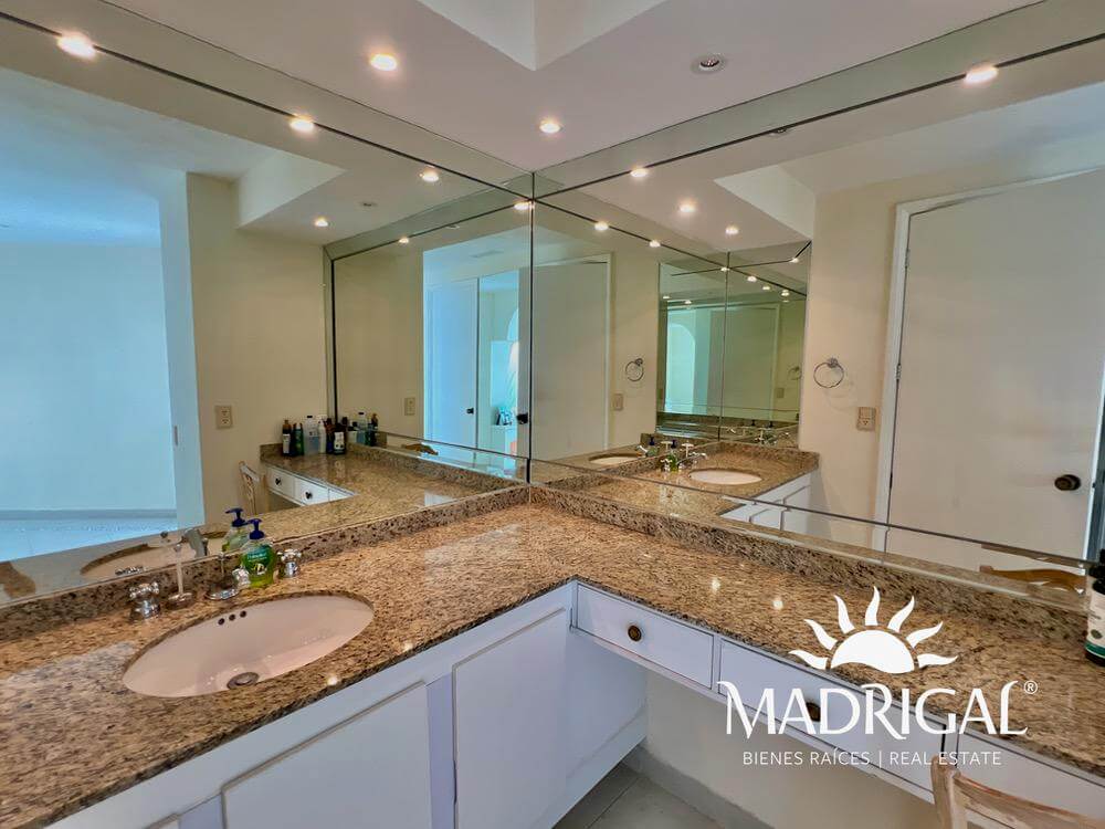 Condominio La Jolla, departamento de cuatro recamaras frente a la playa