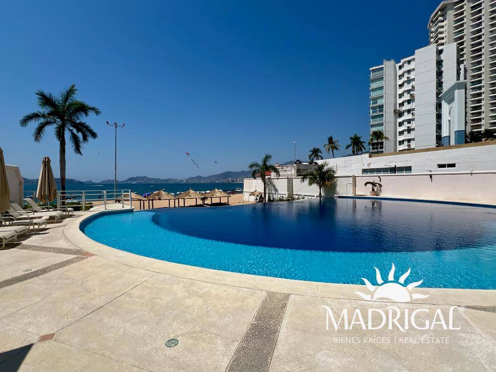 Condominio La Jolla, departamento de cuatro recamaras frente a la playa