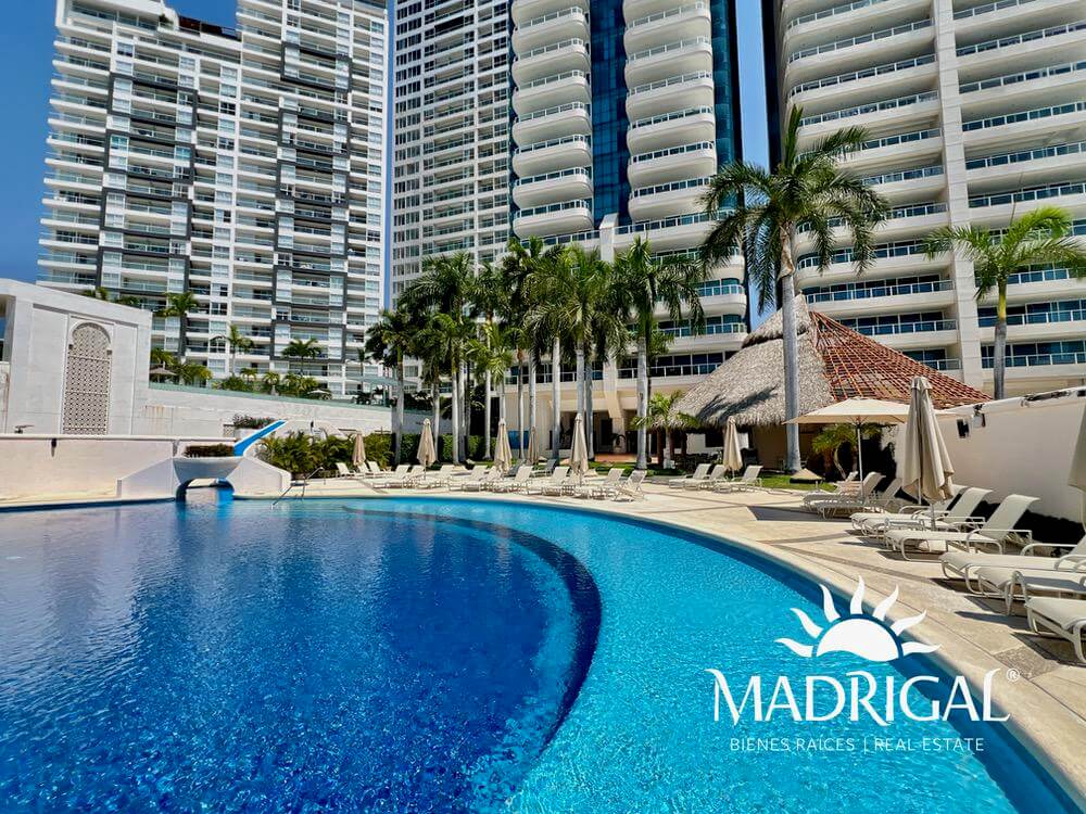 Condominio La Jolla, departamento de cuatro recamaras frente a la playa