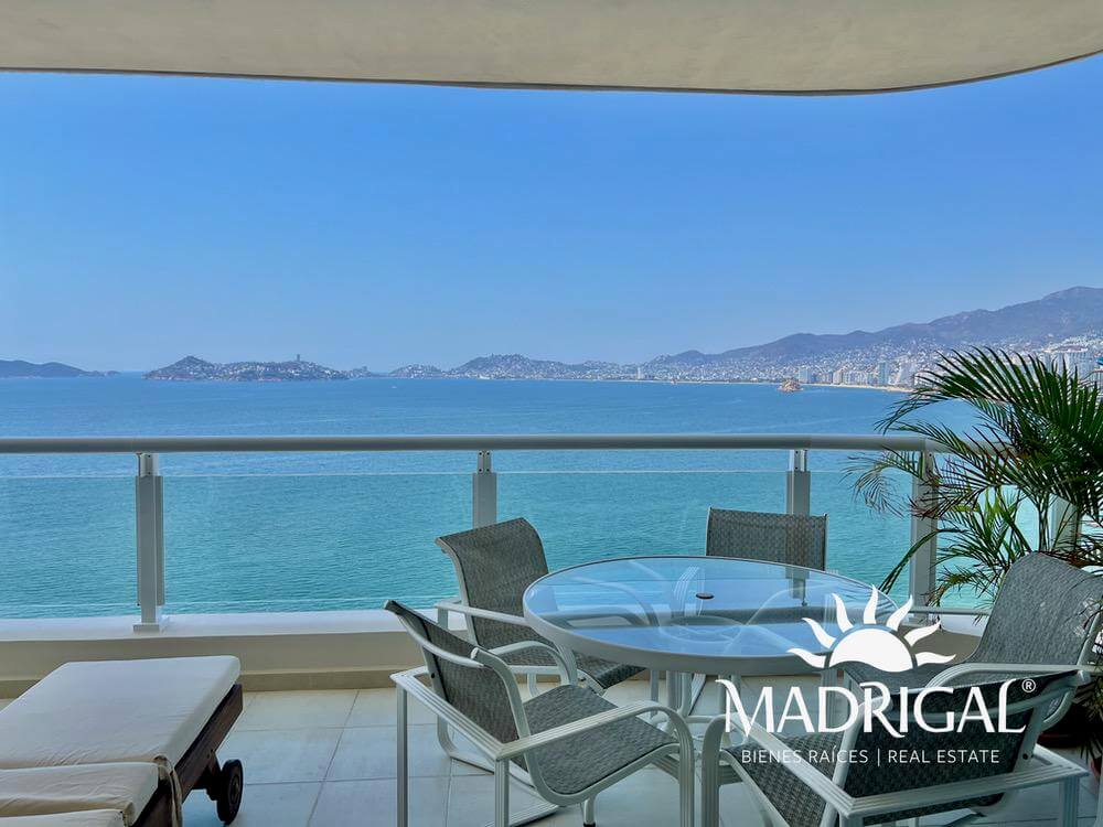 Condominio La Jolla, departamento de cuatro recamaras frente a la playa