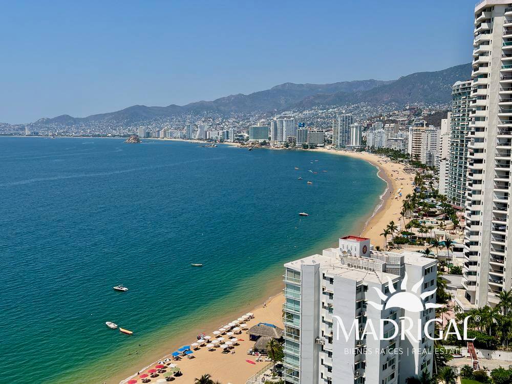 Condominio La Jolla, departamento de cuatro recamaras frente a la playa