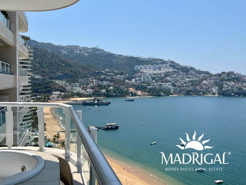 Condominio La Jolla, departamento de cuatro recamaras frente a la playa