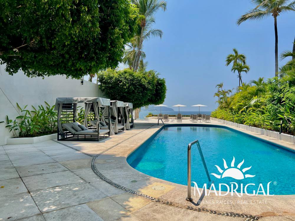 & Antibes | Departamento remodelado en venta en la bahía de Acapulco de tres recamaras