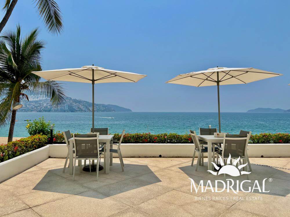 & Antibes | Departamento remodelado en venta en la bahía de Acapulco de tres recamaras