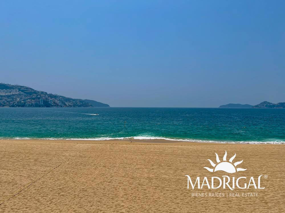 & Antibes | Departamento remodelado en venta en la bahía de Acapulco de tres recamaras