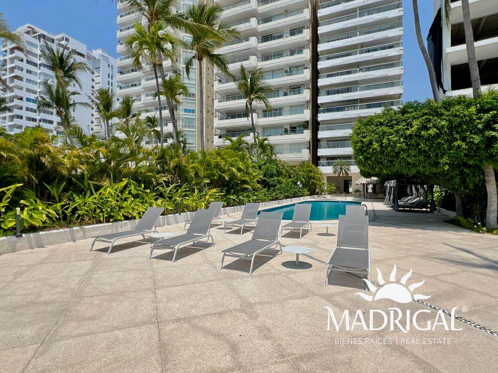 & Antibes | Departamento remodelado en venta en la bahía de Acapulco de tres recamaras