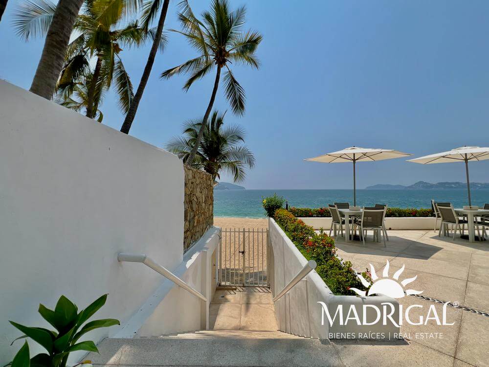 & Antibes | Departamento remodelado en venta en la bahía de Acapulco de tres recamaras