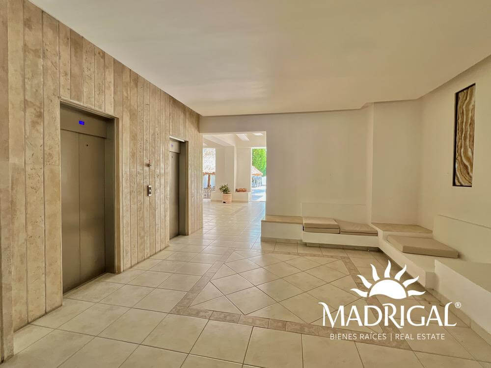 & Antibes | Departamento remodelado en venta en la bahía de Acapulco de tres recamaras